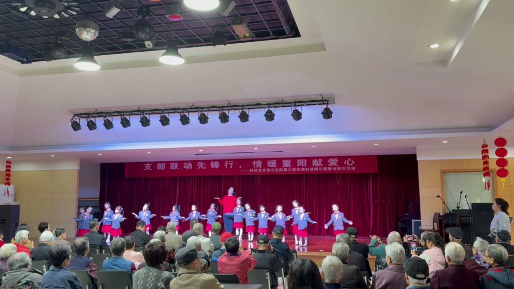 支部聯動先鋒行 情暖重陽獻愛心 | 科信聯合黨支部攜手寶韻第三黨支部共赴頤樂園敬老慰問